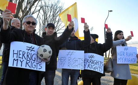 Calcio: supercoppa; sit-in di protesta davanti alla sede Juventus