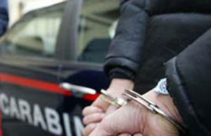 Sassari: fa razzia in negozio abbigliamento e porta refurtiva in taxi, arrestato