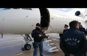 L’arrivo di Cesare Battisti all’aeroporto di Ciampino