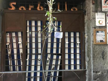 Bomba contro ingresso storica pizzeria Sorbillo a Napoli
