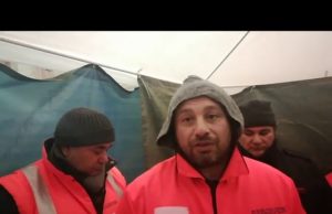 Terza notte in tenda sotto il Comune di Cagliari per i lavoratori De Vizia