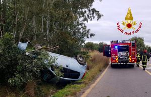 Perde il controllo ed esce fuori strada: una persona estratta dalle lamiere