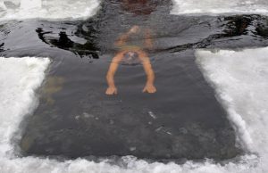 Ortodossi, a Cagliari il battesimo delle acque per Epifania con il bagno rituale a Calamosca