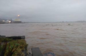 Sarroch, i cittadini denunciano: “Il mare è appestato di sostanze maleodoranti”