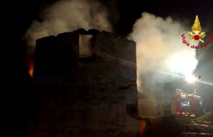 Gonnesa, distrutto un fienile: paura per le bombole Gpl