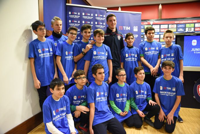 Junior-TIM-Cup-Alessio-Cragno-con-i-bambini