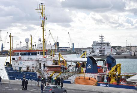 SEA WATCH A CATANIA, APPLAUSI E ABBRACCI PER I MIGRANTI