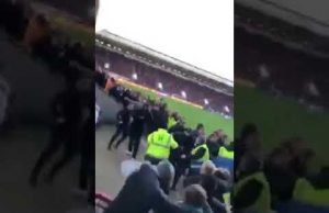 Scontri in curva tra tifosi del Bristol City e Swansea