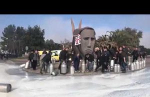 Guerra del latte- la protesta virale dei pastori- Ottana