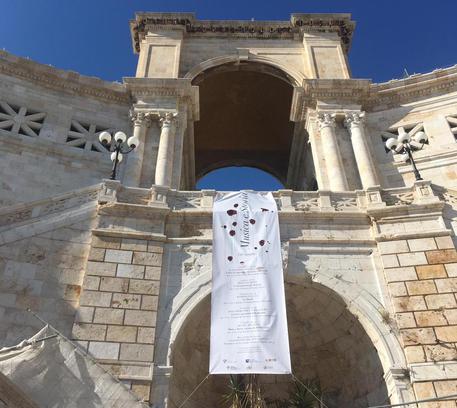 Striscione dell'iniziativa Musica e Storia, appeso al Bastione di Cagliari