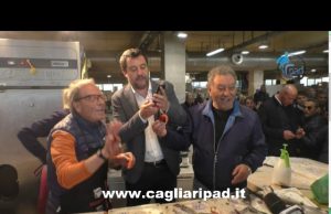 Salvini al Mercato San Benedetto, passeggiata tra i box a mangiare cozze e gamberi
