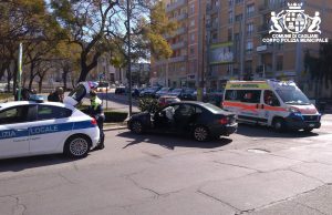 Cagliari, scontro tra auto in piazza Repubblica: ferita una donna
