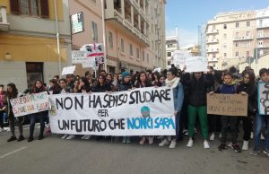 Cagliari, folla di studenti in corteo per il clima