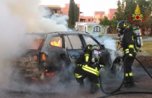 Olbia, paura alle prime luci dell’alba per un’auto in fiamme