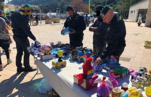 Cagliari, controlli della Finanza al Poetto: multati 3 venditori ambulanti