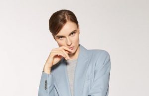 Moda,il tailleur giacca e pantaloni riappare nel guardaroba femminile