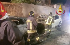 Paura a Iglesias, incendio distrugge due auto