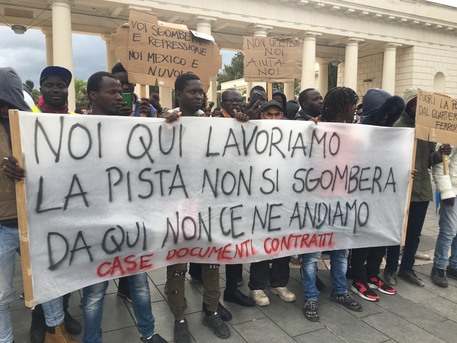 Corteo braccianti agricoli stranieri a Foggia,