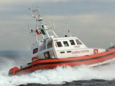 Oristano, GC soccorre barca alla deriva con due perone a bordo a largo di Tharros