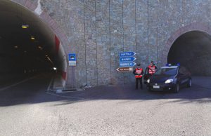 Dorgali, autobus contro auto mentre fa manovra, nessun ferito