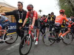 Giro d’Italia, ritiro per Dumoulin: male al ginocchio