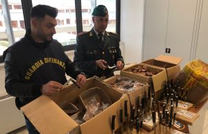 Sassari, coltelli ‘sardi’ di Pattada e Arbus taroccati e fabbricati in Pakistan, maxi sequestro della Gdf