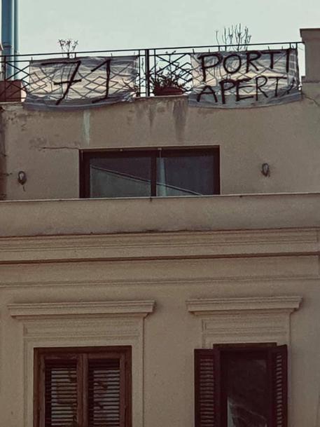 Migranti: striscioni per accoglienza a Palermo