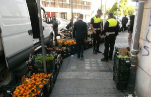 Cagliari, ambulante abusivo di frutta e verdura in via Sant’Alenixedda: multato