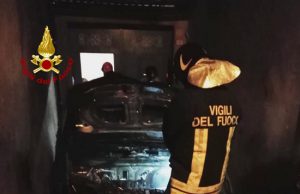 Attimi di paura a Sinnai. Auto in fiamme, i Vigili del Fuoco evitano il peggio