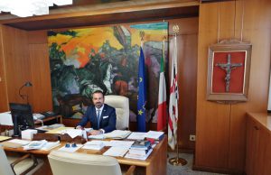 Regione, un crocifisso nella stanza del Presidente Pais