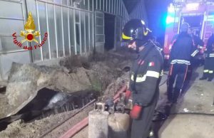 Paura a Decimoputzu, in fiamme un capannone: rischio esplosione