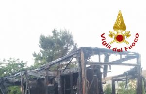 Camion e auto in fiamme nella notte: in azione i vigili del fuoco