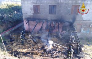 Berchiddeddu: grosso incendio in un fienile, intervento dei Vigili del fuoco