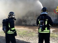 Arborea, in fiamme un capannone: brucia tetto in amianto