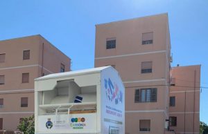 Carbonia amplia il servizio di raccolta differenziata: installati 20 raccoglitori per indumenti usati
