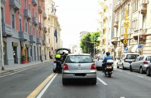 Cagliari, attraversa fuori dalle strisce pedonali: investita in via Sonnino
