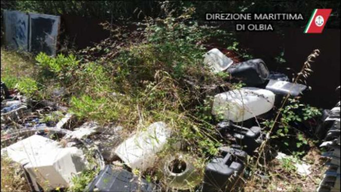 Discarica abusiva rifiuti in area Costa Corallina