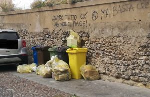 Differenziata, tra errori e inciviltà a Castello vige l’anarchia