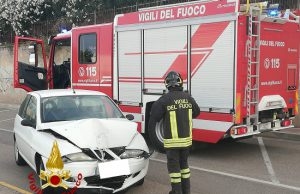 Cagliari, sbanda con l’auto e finisce contro il palo della luce pericolante: intervento dei Vigili del fuoco