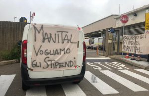 Protesta dei lavoratori addetti alle pulizie delle Poste