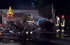 Cagliari come Napoli, rifiuti bruciati in strada e il commissario nominato da Solinas non fa nulla