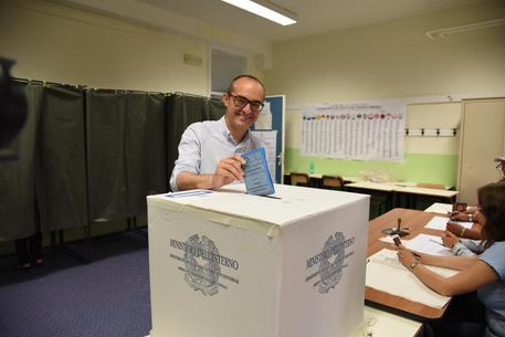 Elezioni comunali a Cagliari, Paolo Truzzu vota