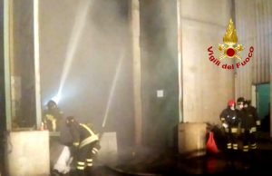 Un fiamme deposito di rifiuti al Cacip di Macchiareddu