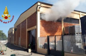 Sestu, in fiamme capannone pieno di rifiuti e oli esausti