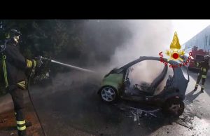 Monastir, auto in fiamme nei pressi della statale 131: intervento dei vigili