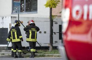 Mette in salvo tre fratelli da incendio, donna muore per asfissia