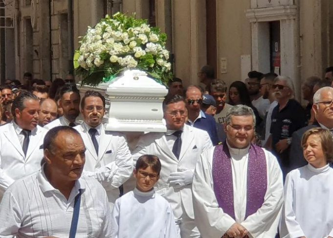 Funerali bambino ucciso da Suv a Vittoria