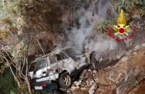 Domusnovas, auto esce fuori strada e prende fuoco: un ferito grave