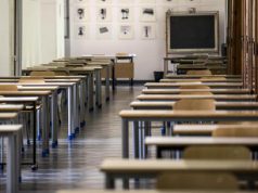 Bosa, cade controsoffitto in aula: maestra ferita