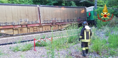 Auto travolta da un treno nel Varesotto, due morti